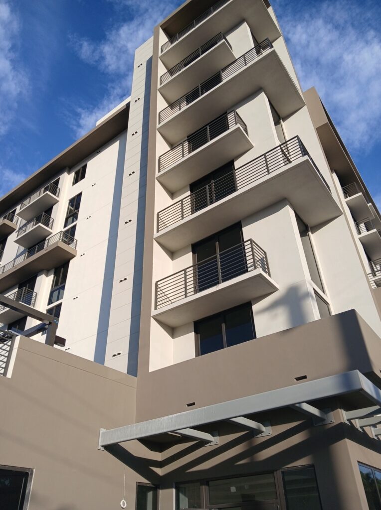 Oasis Aventura Building